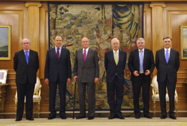 Su Majestad el Rey junto al ministro y viceministro de la Federación de Rusia, el ministro de Asuntos Exteriores y de Cooperación y los embajadores de
